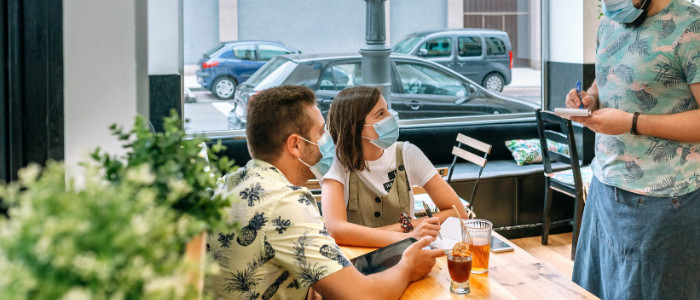 restaurant patrons wearing face masks