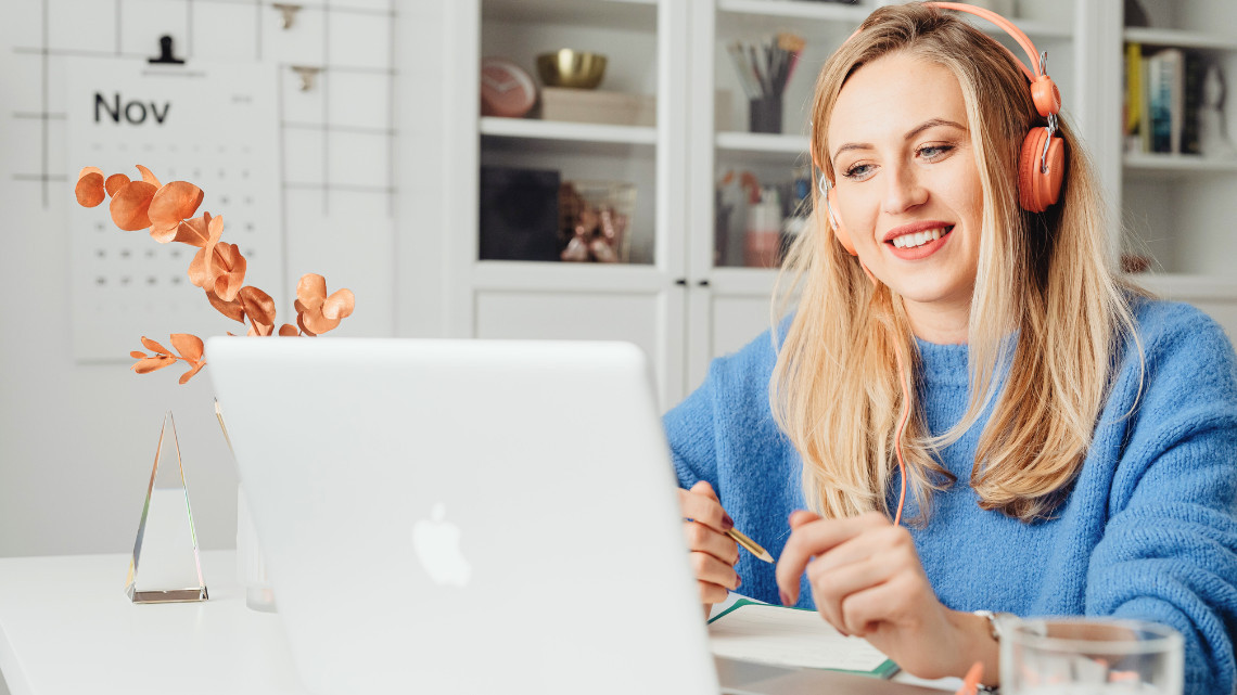 person demonstrating working in a flexible work place